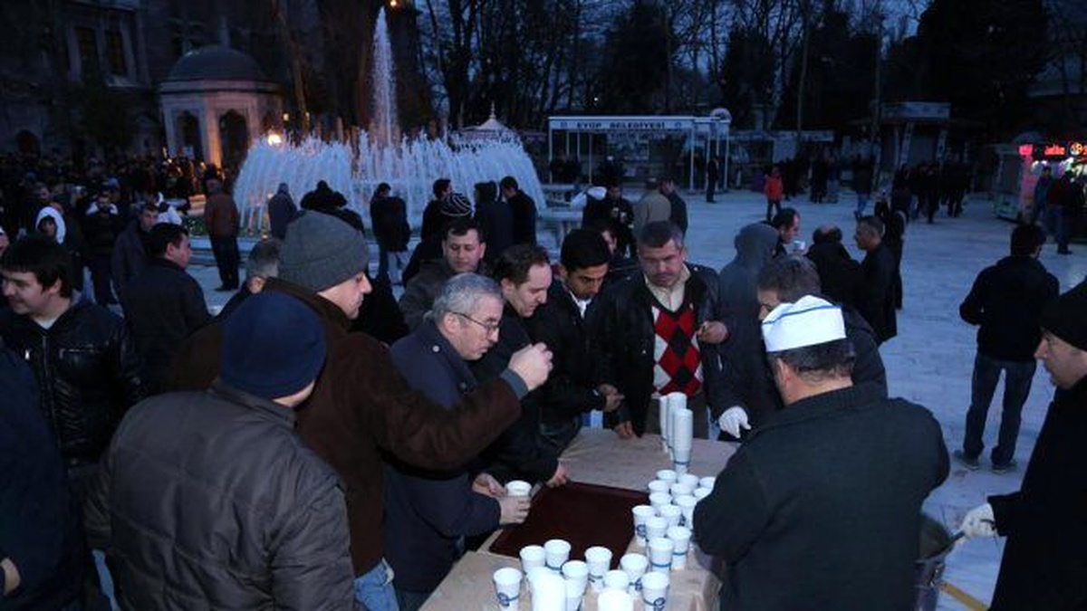 Eyüp\'te Geleneksel Çorba İkramına Vatandaşlardan Tam Not