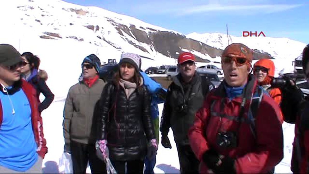 Hakkari Kadın Dağcıların Gününü Zirvede Kutladılar