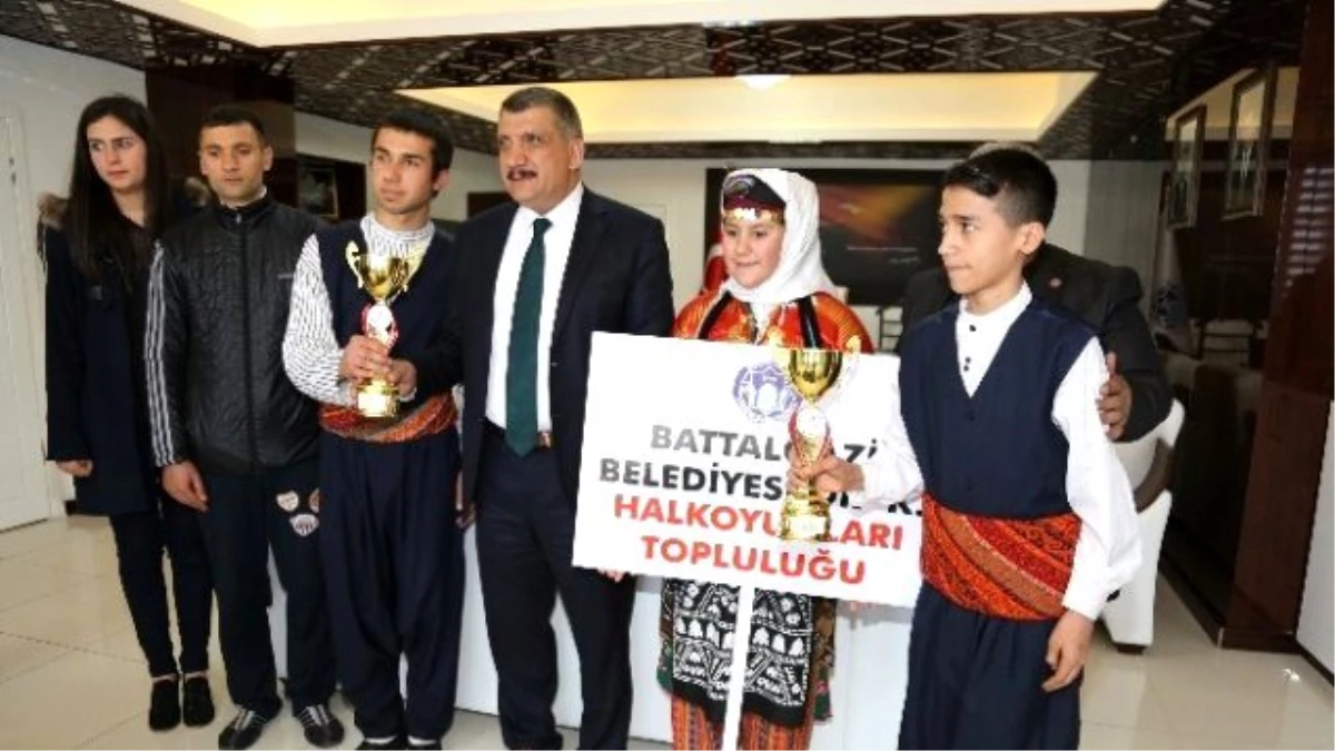 Halkoyunları Ekibi, Başkan Gürkan\'ı Ziyaret Etti
