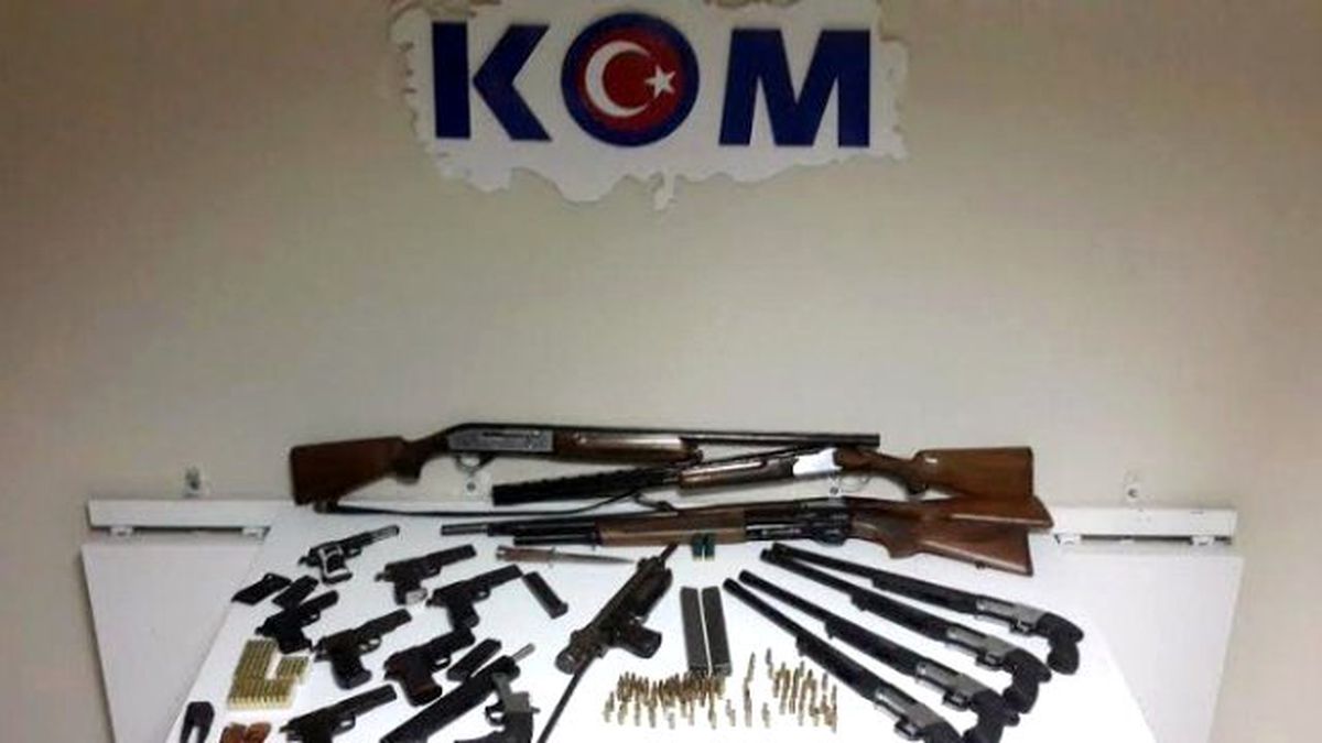 Hatay\'da İki Evden Çok Sayıda Silah ve Şarjör Çıktı