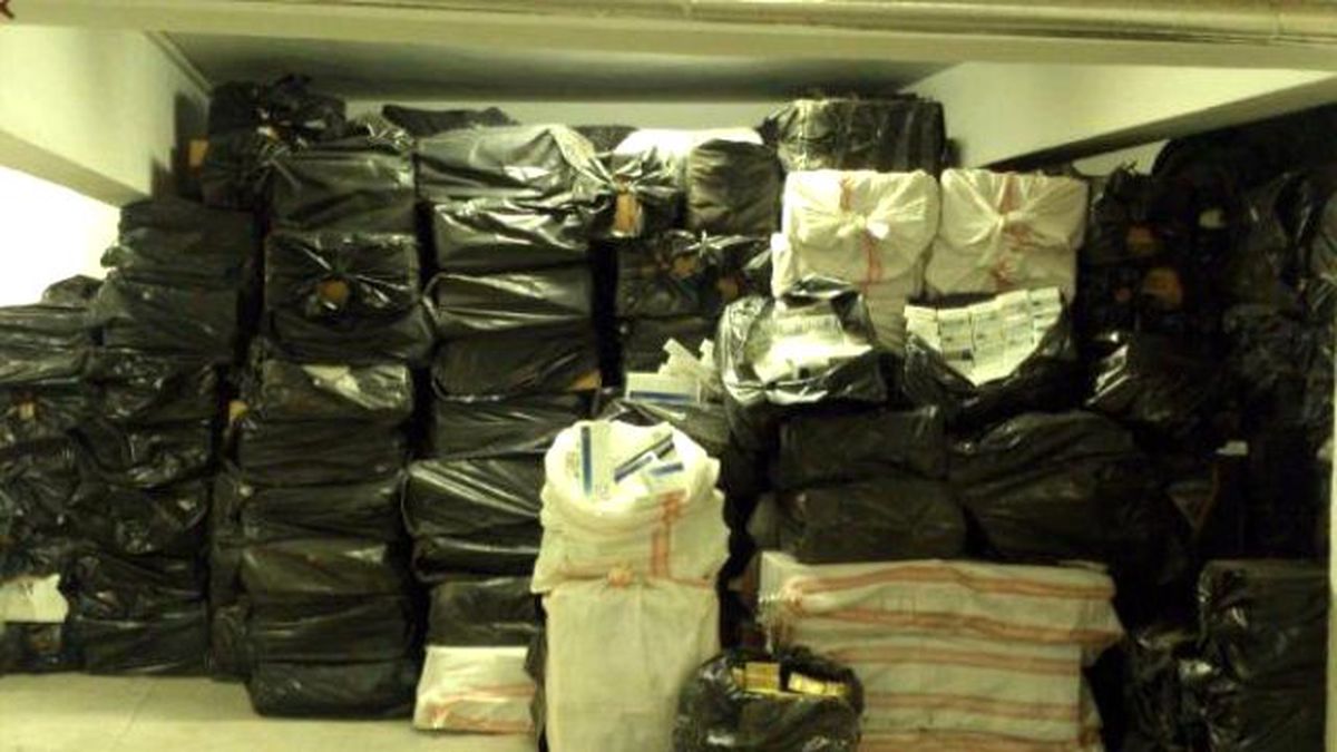 İzmir\'de Polis 105 Bin Paket Kaçak Sigara Ele Geçirdi