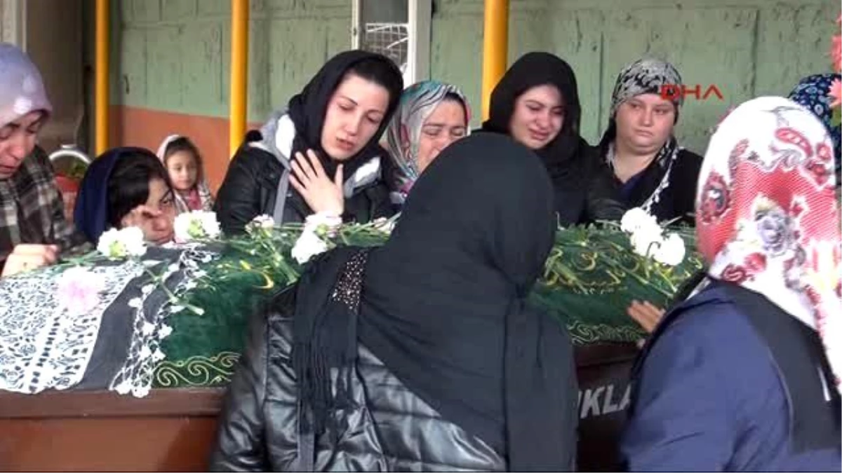 İzmir\'de Sevgilisinin Öldürdüğü Dere Yatağına Attığı Kadın Son Yolculuğuna Uğurlandı