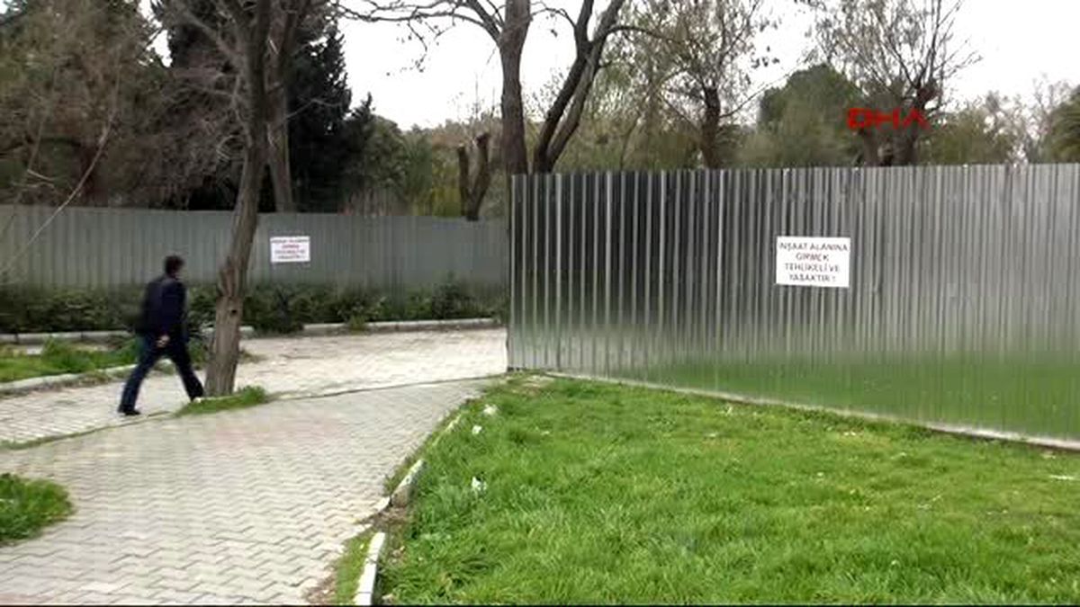 İzmir Ege Üniversitesi\'ndeki Protestoların Önüne Geçmek İçin Gösteri Alanı Sac Bariyerle Kapatıldı