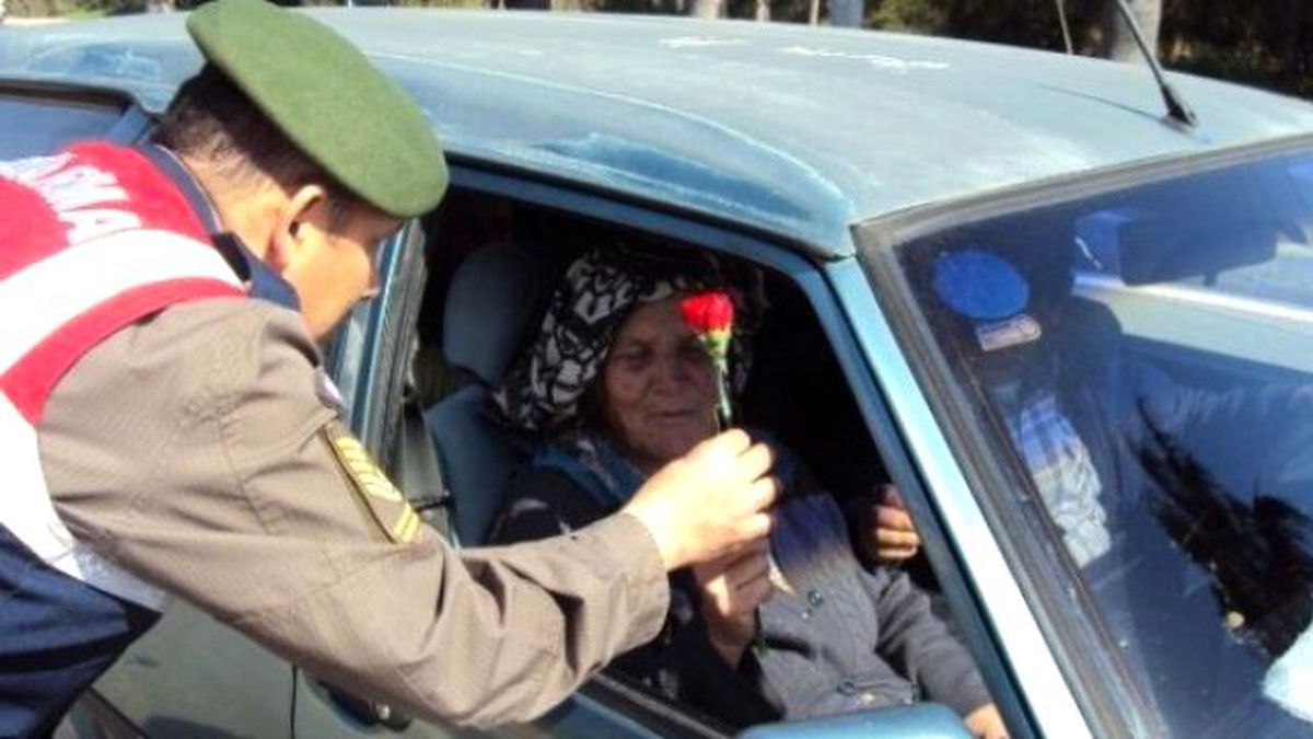 Bilecik\'te Jandarmadan Kadınlara Çiçek