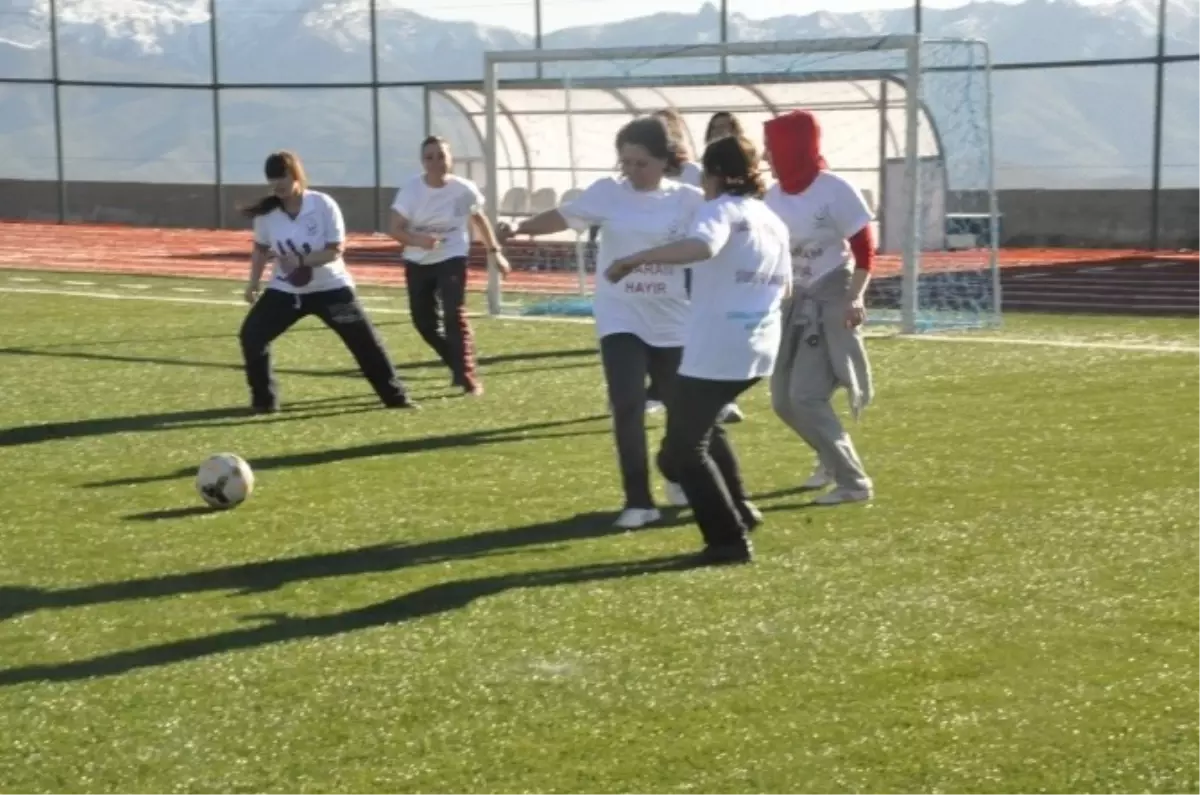 Şırnak\'ta Kadın Sağlıkçılar Futbol Oynadı