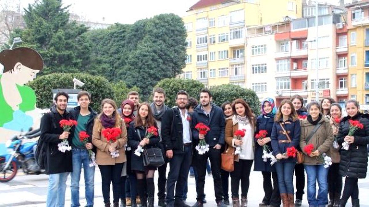 Kadınlar\'a 1000 Karanfil