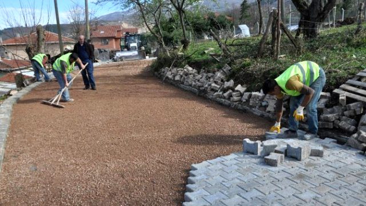 Karatepe\'de Parke Taşı Uygulaması Yapıldı
