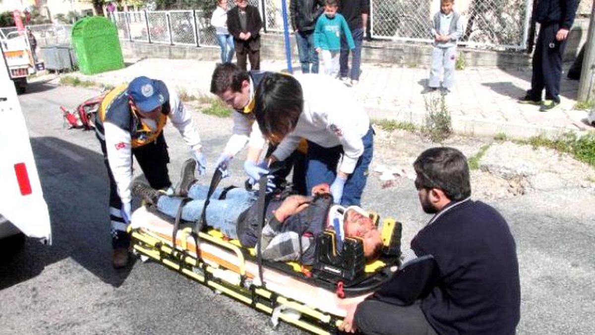 Kaza Sırasında Kaskı Fırlayan Motosikletli Başından Yaralandı