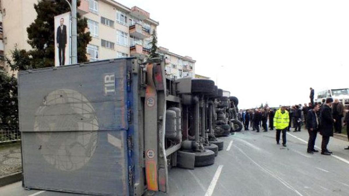 Kontrolden Çıkan Tır İki Şerit Geçerek Devrildi