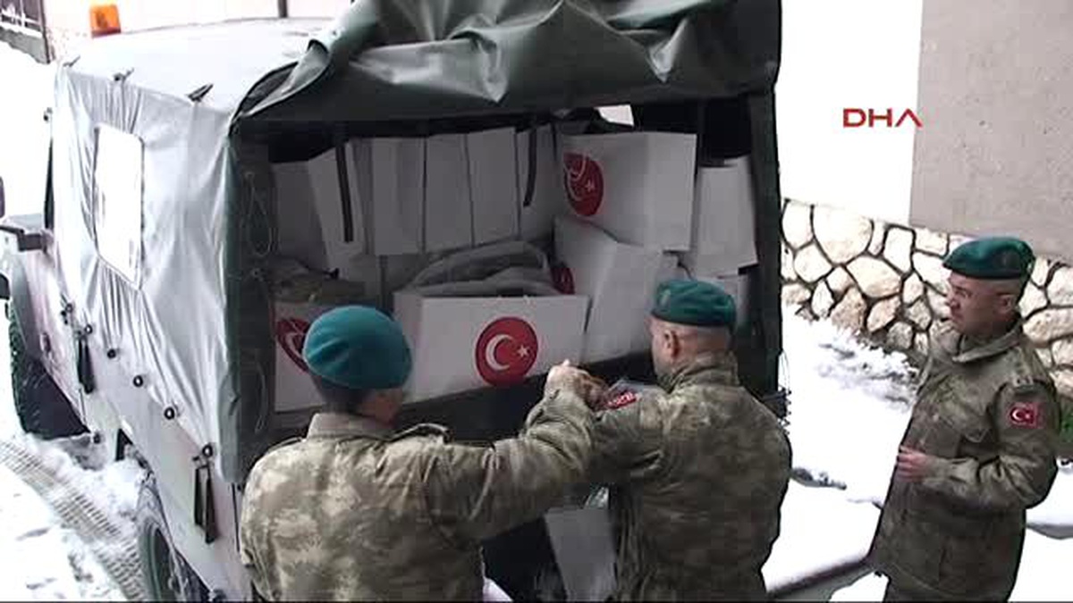 Mehmetçiğin Yardım Ettiği 80 Yaşındaki Kosovalı Kadın, Komutanın Elini Öpmek İstedi...