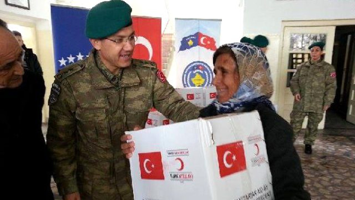 Mehmetçiğin Yardım Ettiği 80 Yaşındaki Kosovalı Kadın, Komutanın Elini Öpmek İstedi...