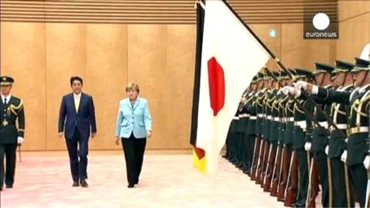 Merkel\'den Japonya\'ya "Tarihimizle Yüzleşmeliyiz" Mesajı