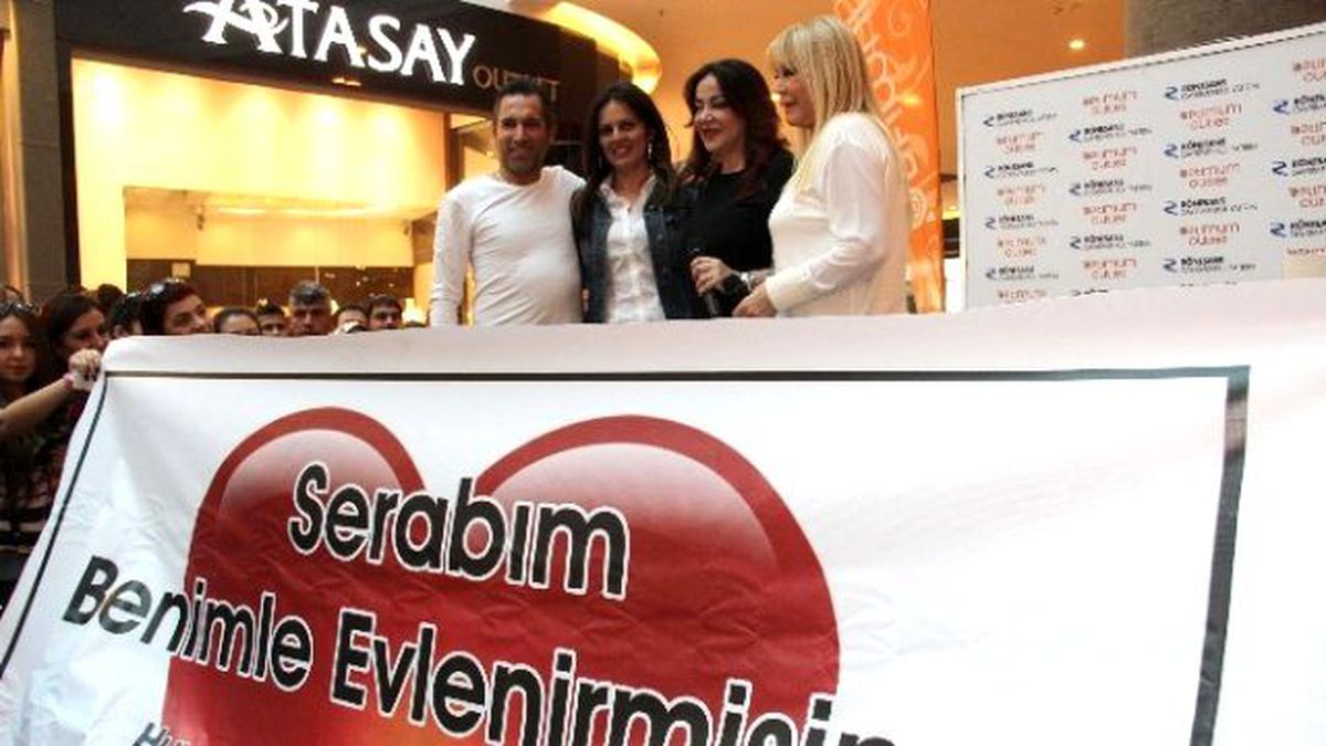 Mikrofonu Alan İçini Döktü