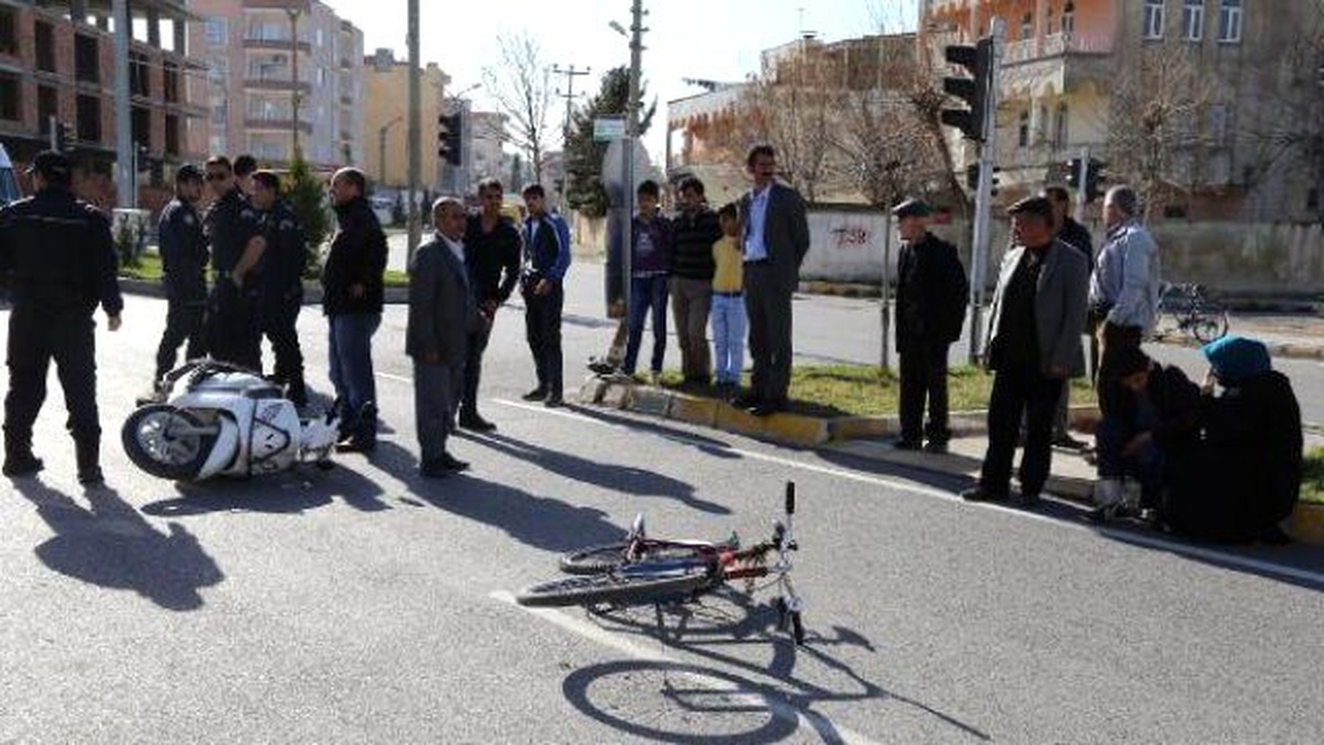 Motosiklet Bisiklete Çaptı: 2 Yaralı
