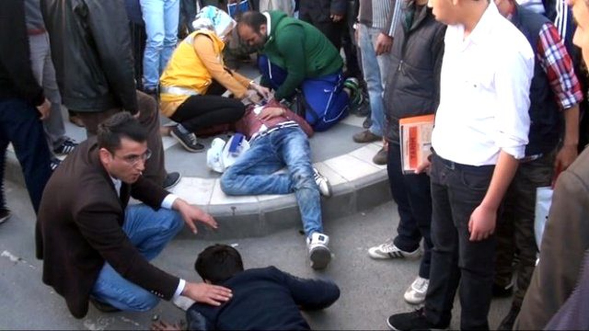 Motosiklet Yayaya Çarptı: 3 Yaralı