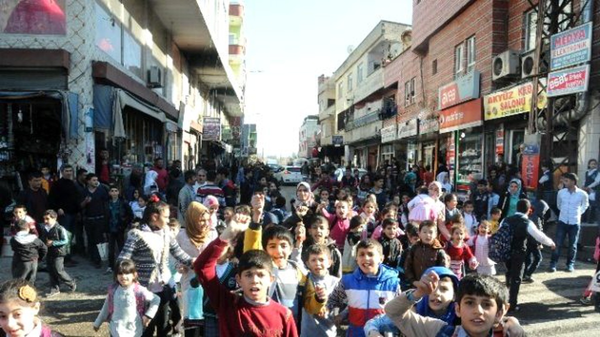 Öğrenciler Trafiğe Kurban Giden Arkadaşları İçin Yolu Trafiğe Kapattı