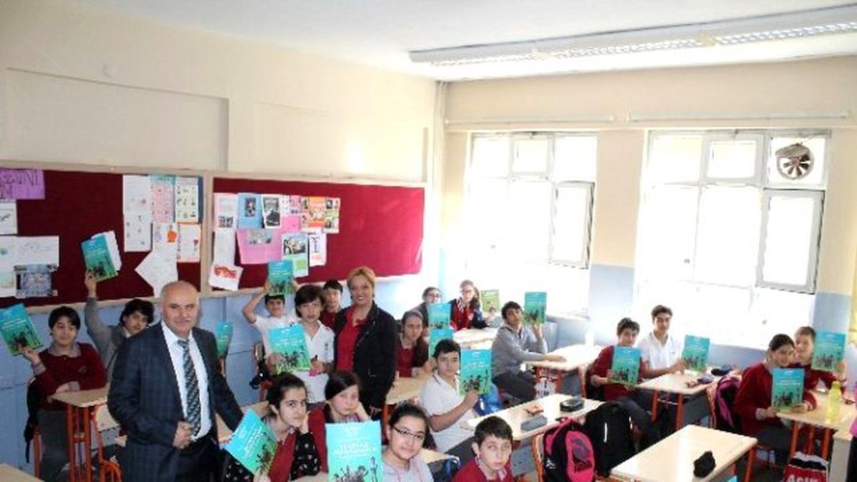 Öğrencilere Diyabet ve Obezite Konulu Kitap Dağıtıldı