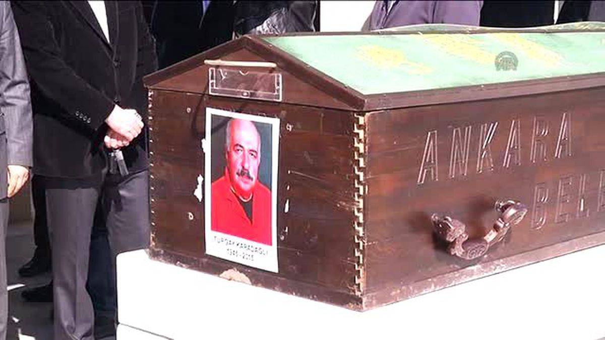 Tamer Karadağlı, Babasının Cenaze Töreninde Ayakta Zor Durdu