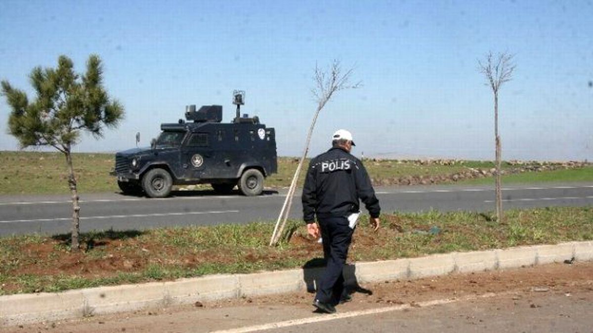 Diyarbakır\'da Polis Aracı Takla Attı: 2 Polis Yaralı