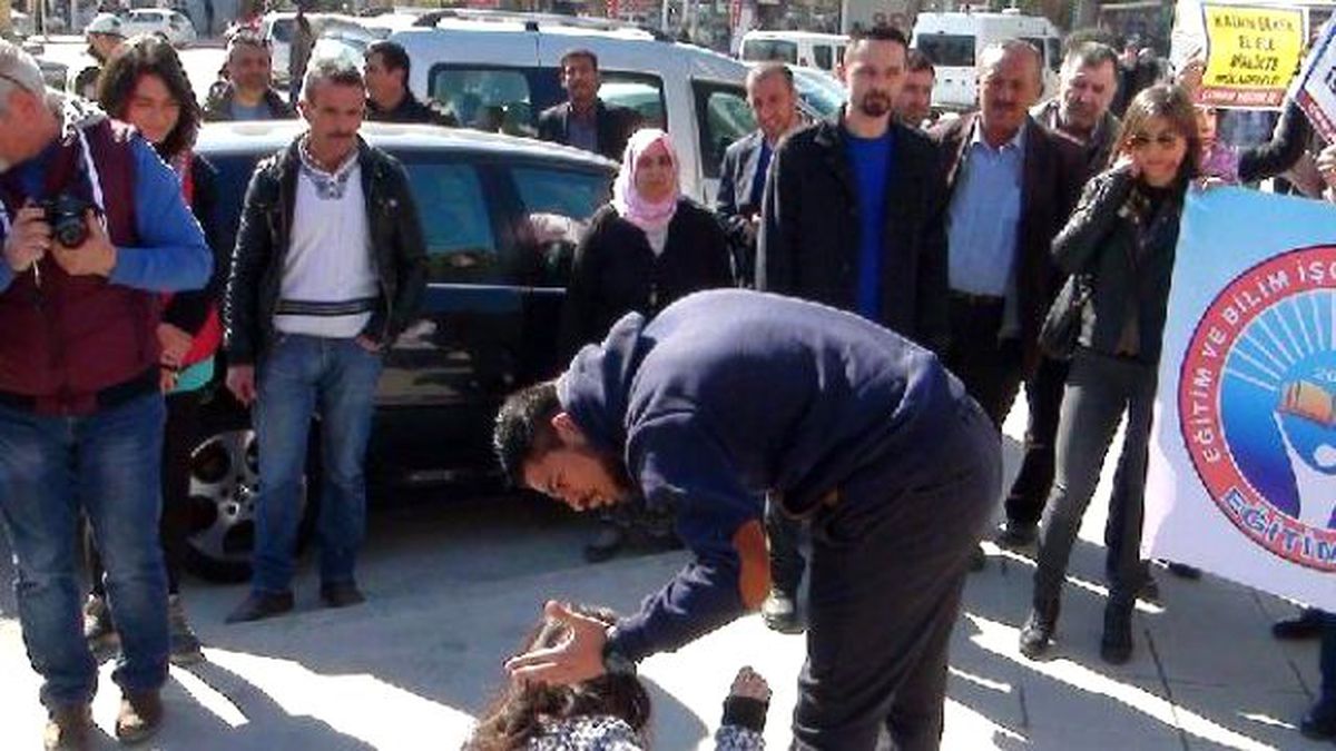 Polis, Tiyatro Gösterisini Gerçek Sandı