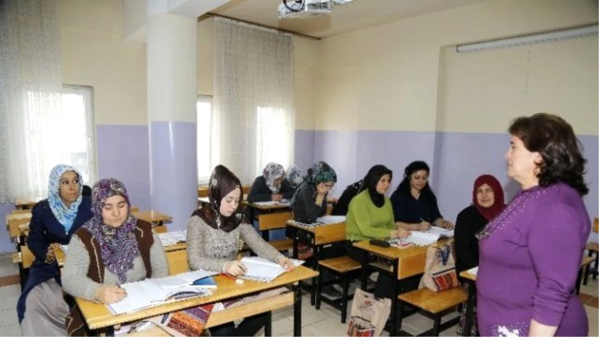 Şahinbey\'in Kurslarında 2 Bin 700 Kişi Okuma-yazma Öğrendi