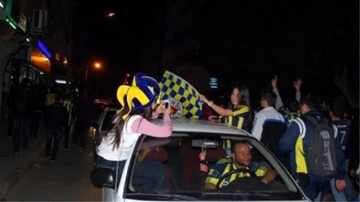 Salihli\'de Fenerbahçeli Taraftarların Sevinci