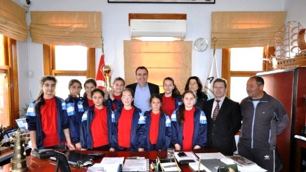 Şampiyonlardan Ayvalık Belediyesi\'ne Teşekkür Ziyareti