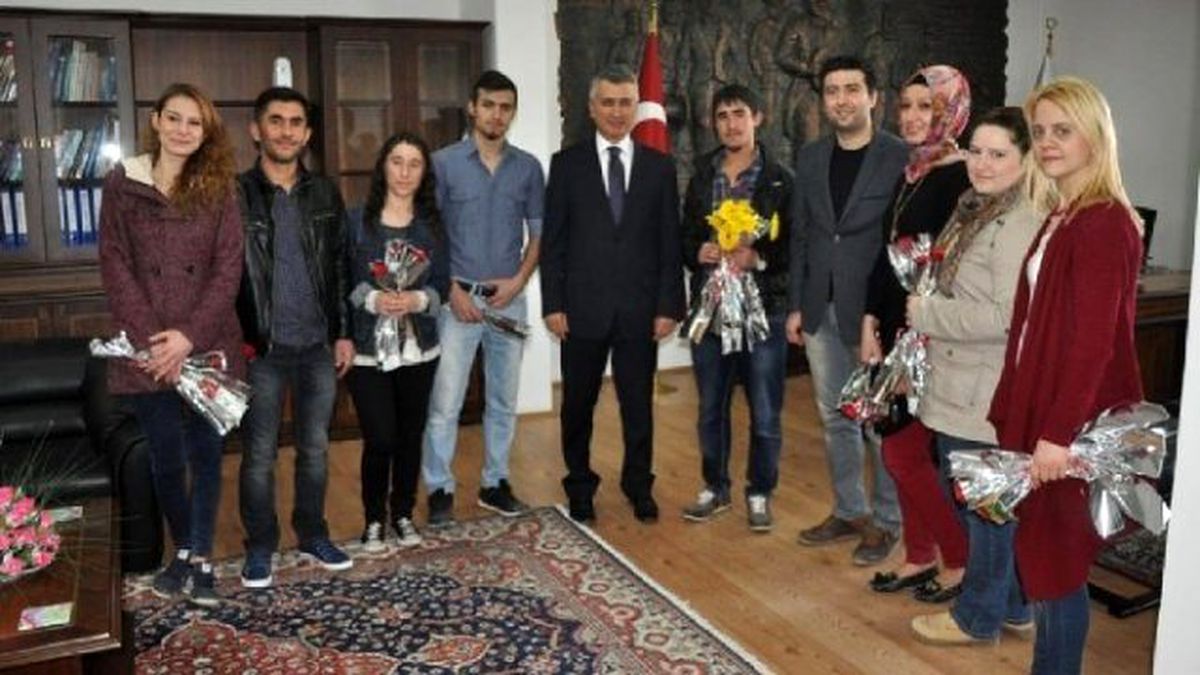 Sandıklı\'da Üniversite Öğrencileri "8 Mart Dünya Kadınlar Günü"Nü Halka Çiçek Dağıtarak Kutladı
