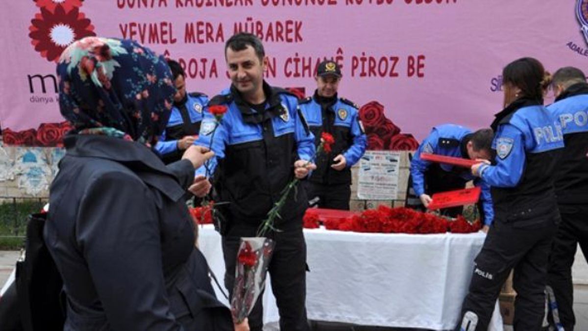 Siirt'te Polis Kadınlara Karanfil Dağıttı