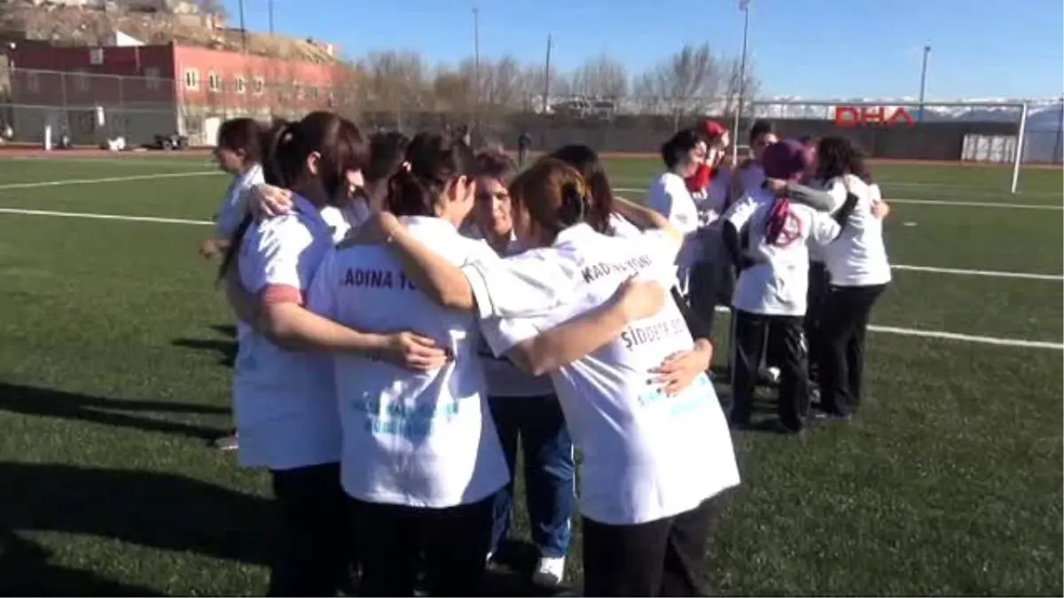 Şırnak\'ta Sağlıkçı Kadınlar Futbol Maçı Oynadı
