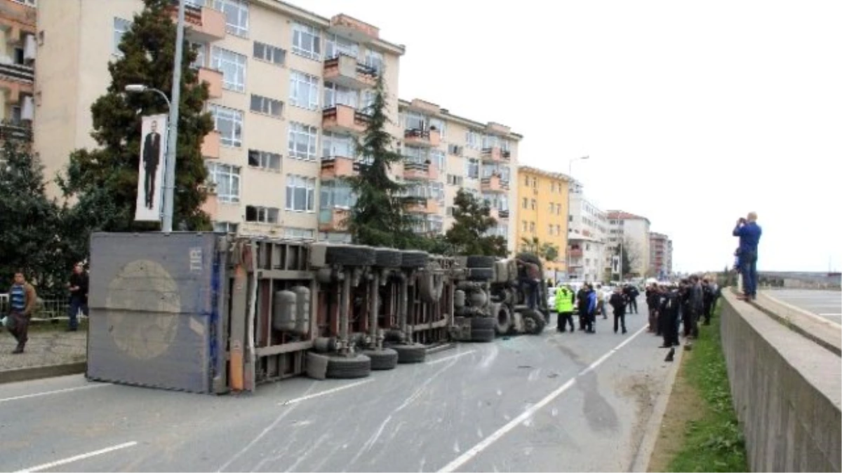 Tır Kazası Ucuz Atlatıldı