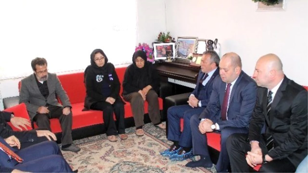 Trabzonspor Yönetiminden Özgecan Aslan\'ın Ailesine Taziye Ziyareti