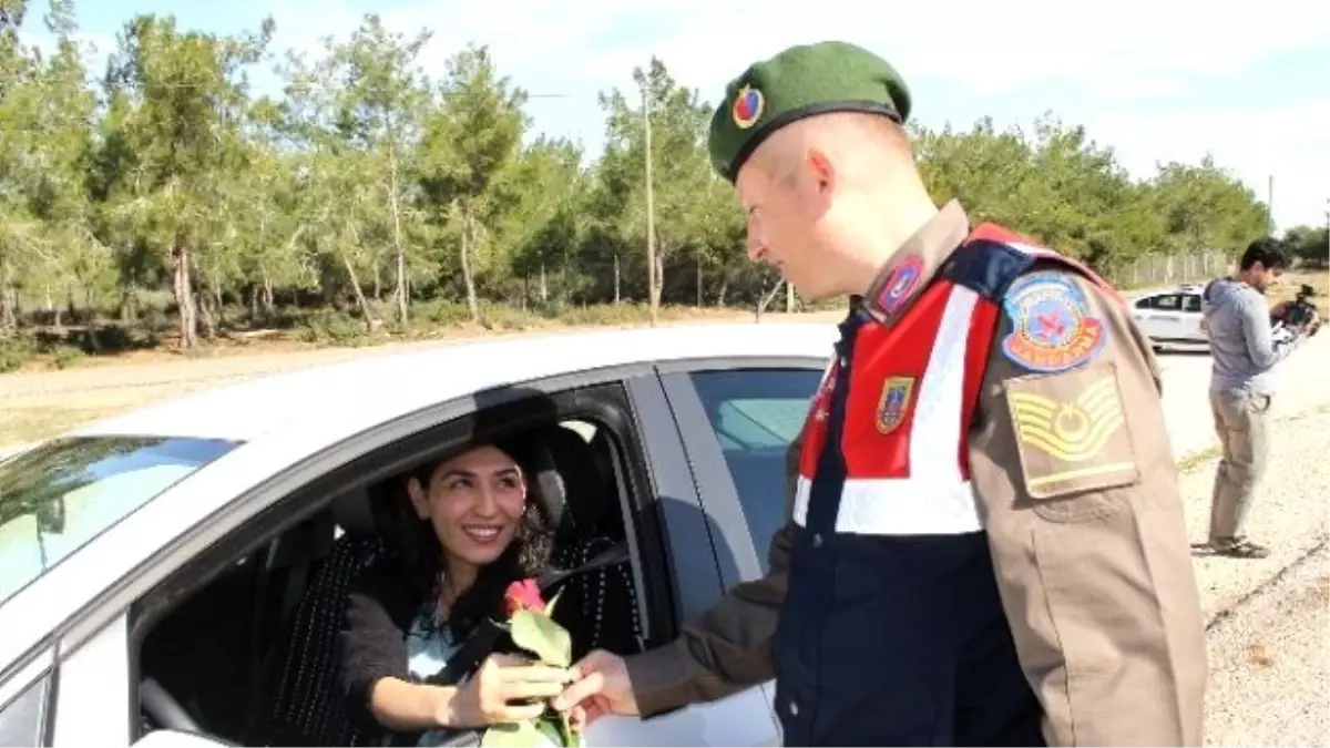 Trafik Timleri Kadın Sürücülerin Kadınlar Günü\'nü Kutladı