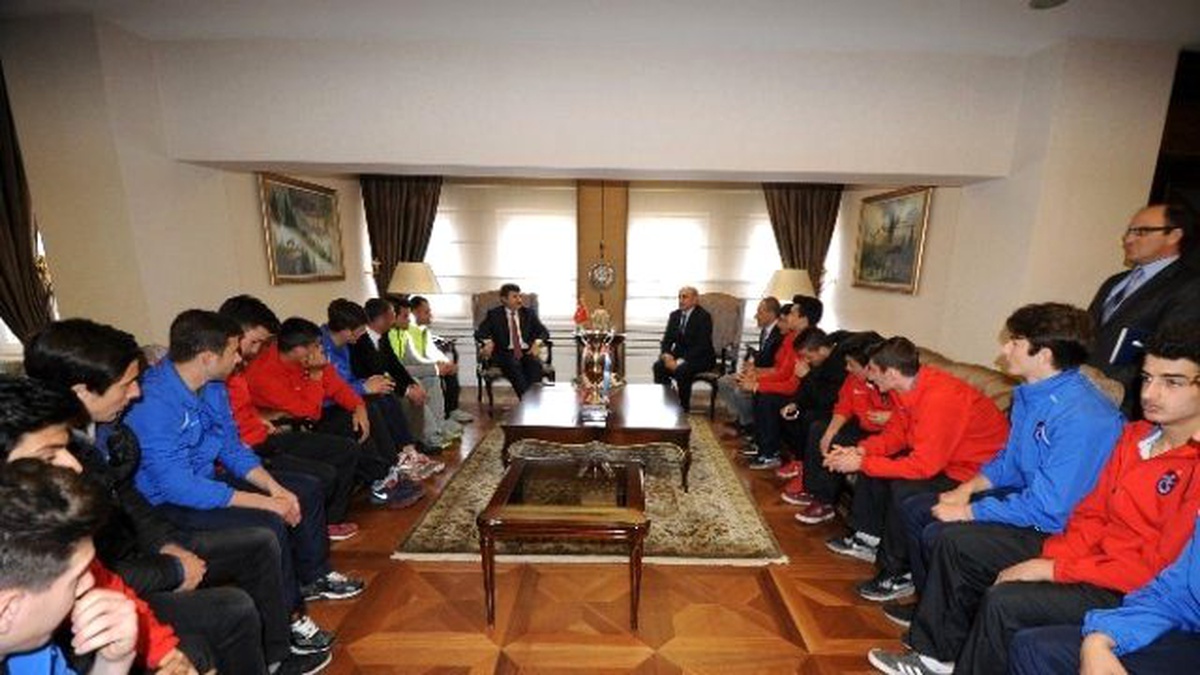 Türkiye Liseler Arası Futbol Şampiyonu Erdoğdu Anadolu Lisesi, Vali Öz\'ü Ziyaret Etti
