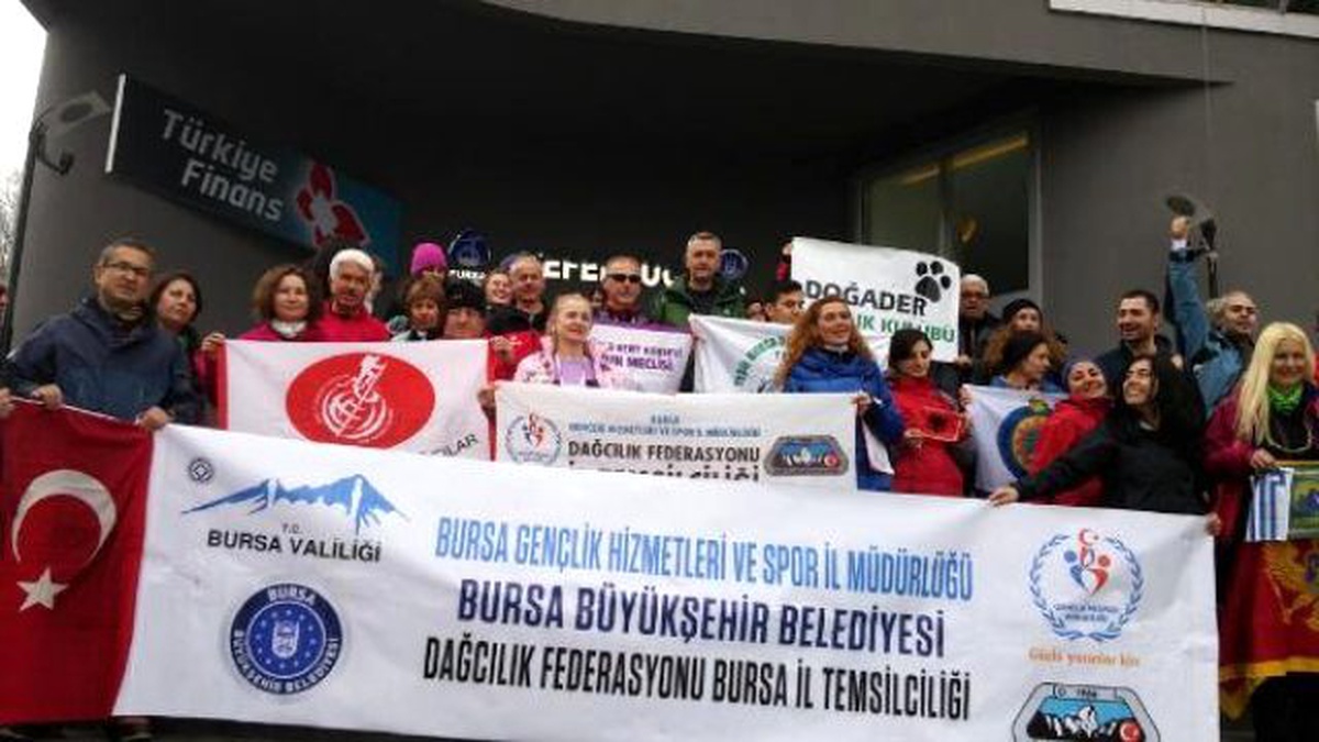 Uludağ\'ın Zirvesine Tırmanarak Kadına Şiddeti Protesto Ettiler