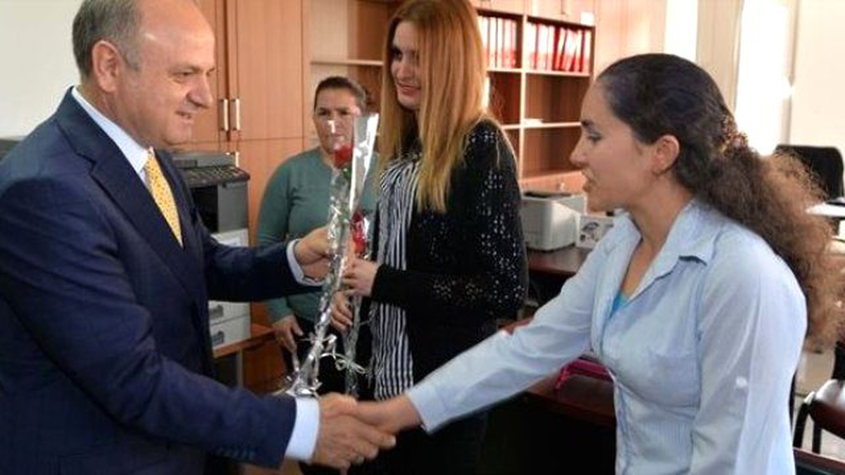 Vali Çakacak Kadın Personellere Karanfil Verdi