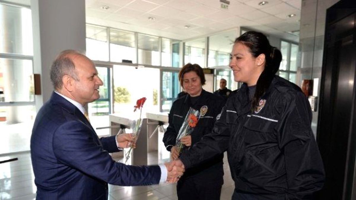 Vali Çakacak\'tan Kadın Personele Karanfil