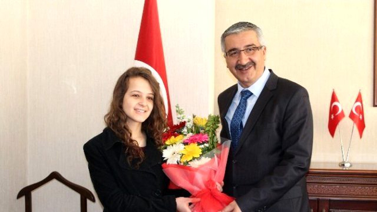 Vali Kılıç\'tan Yılın Kadınlarına Ödül