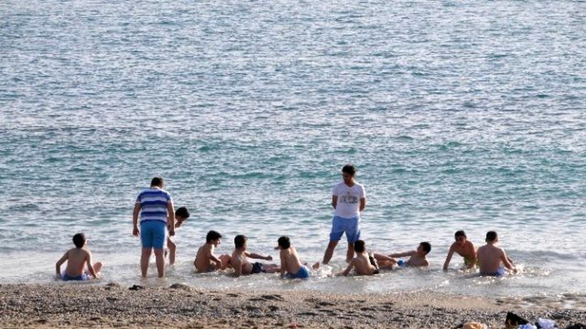 Alanya\'da Deniz Sezonunu Çocuklar Açtı