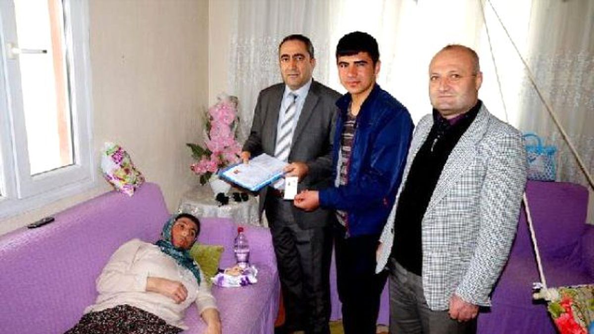 Annesi Yatalak Olan Gence Kimliği, Evinde Teslim Edildi