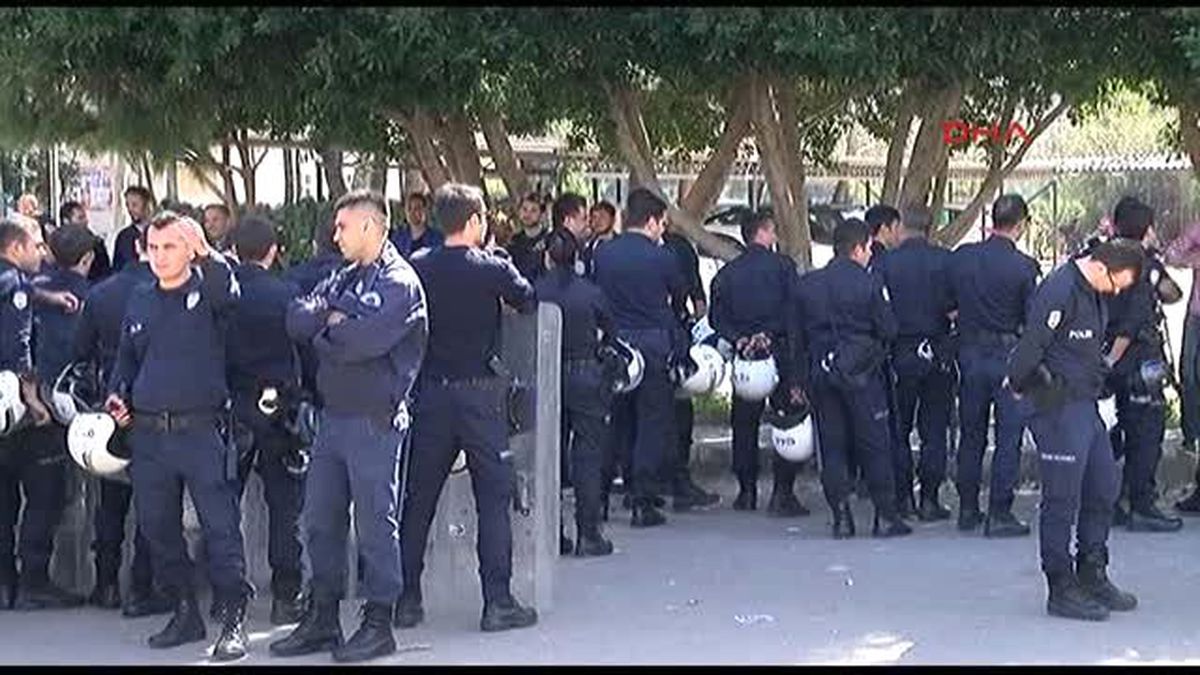 Çevik Kuvvet, Halay Çeken Öğrencilere Sırtını Döndü