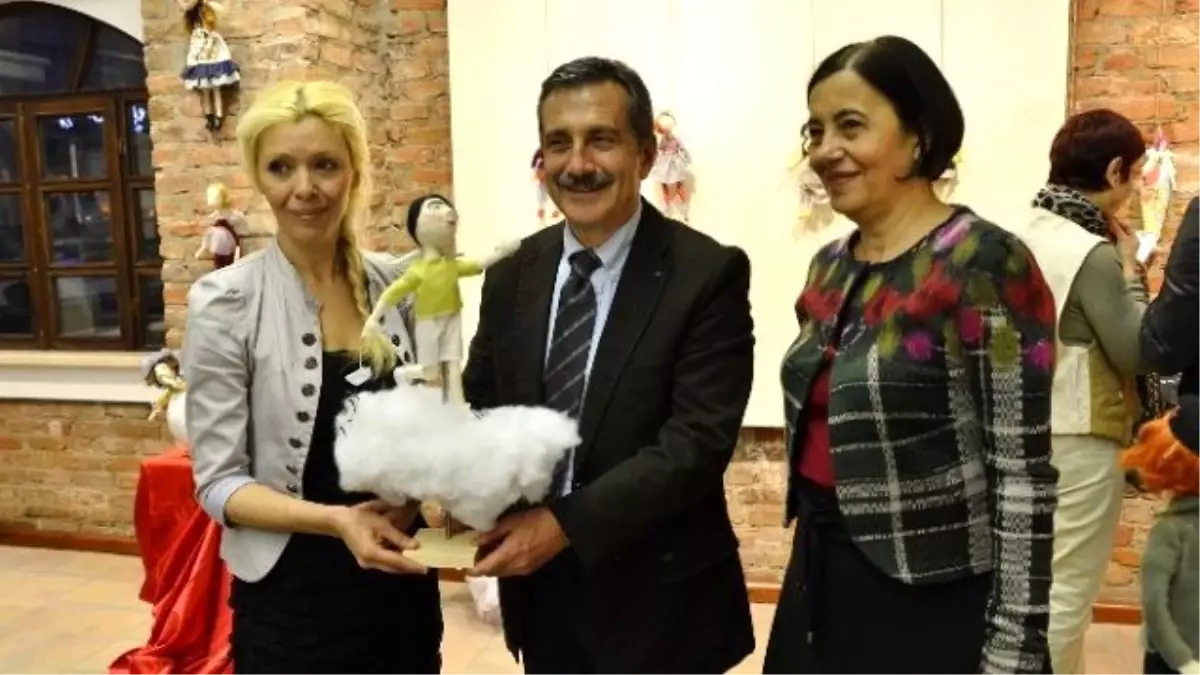 Arzu'nun Bebekleri Karikatürlü Ev'de Sergilendi