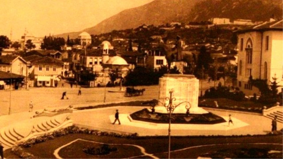 Atatürk Meydanı\'nda Yıkılıp Banka Yapılan Cami Yeniden İnşa Edilecek