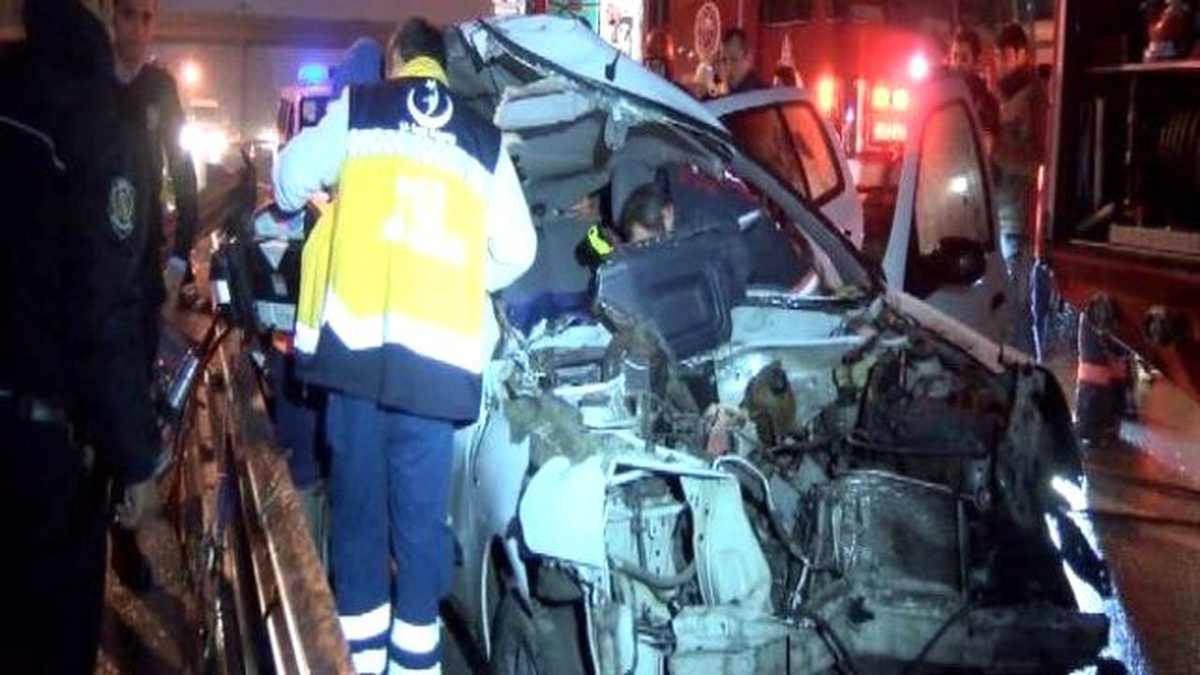 Bağcılar\'da Trafik Kazası: 2 Ölü, 2 Yaralı