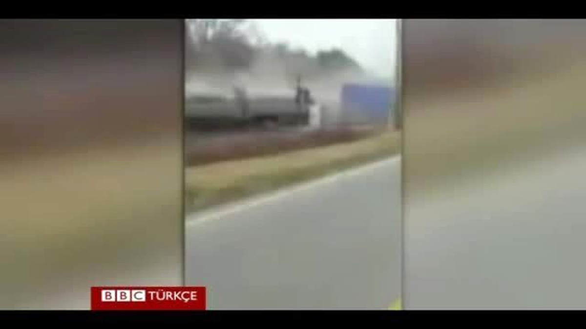 Bariyerlere Sıkışan Kamyona Çarpan Tren Raydan Çıktı