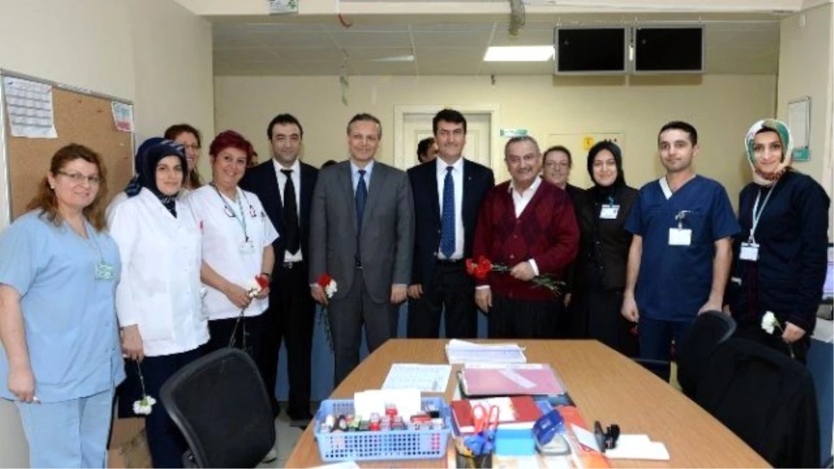 Başkan Mustafa Dündar Hastalara Karanfil Dağıttı