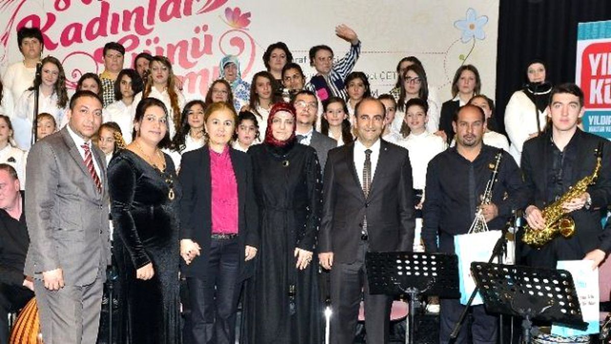 Başkan Edebali Kadınlar İçin Şarkı Söyledi