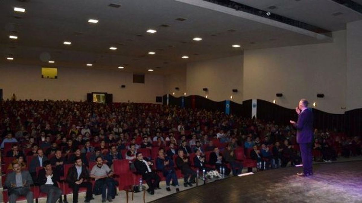 Bekir Develi\'den Afyon Kocatepe Üniversitesi Öğrencilerine Stand-up Gösterisi