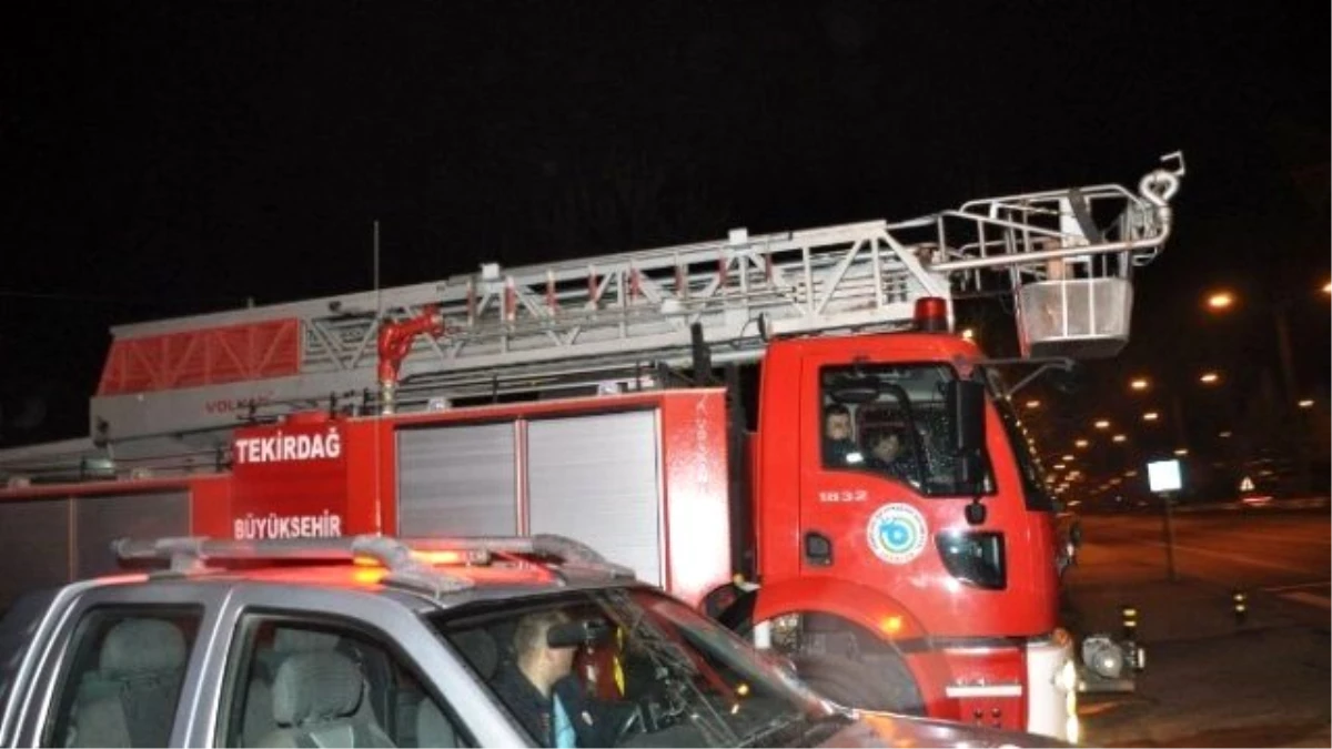Tekirdağ\'da Belediyenin Araç Deposunda Yangın