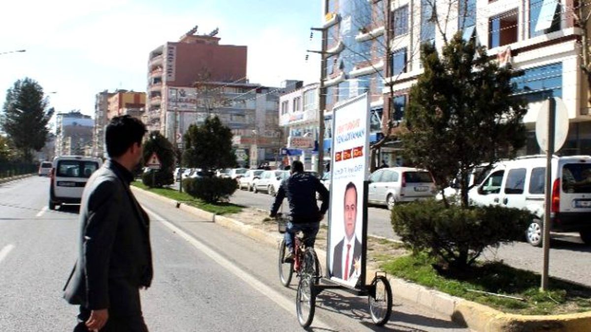 Billboardlar Dolunca Bisikletli Mobil Boardlar Hizmet Veriyor